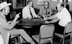 Homens jogando poker na wsop de 1970