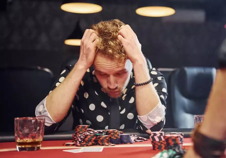 jogador de poker numa fase ruim na mesa