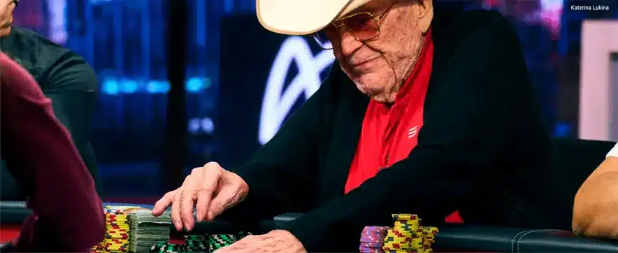 jogador doyle brunson jogando numa mesa de poker