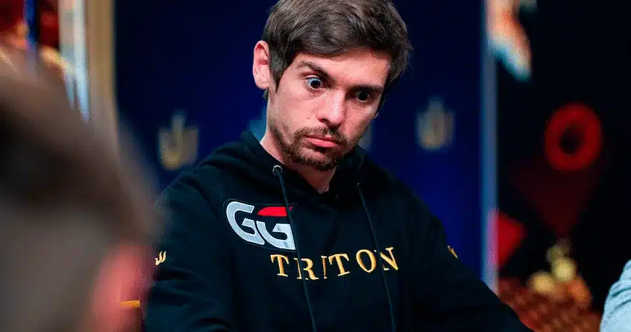 jogador fedor holz olhando assustado para mesa de poker